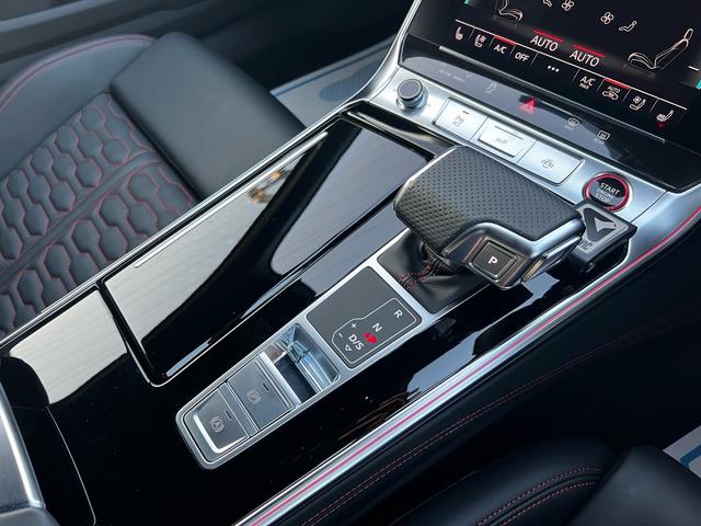 RS6アバント ベースグレード エアサスペンション(5名) アメ鍛22インチAW アクラポビッチマフラー カーボンミラー セラミックブレーキ リミッター305 MOP245 RSスポエキ グロスカーボンRSエクステリア 1オーナー(60枚目)