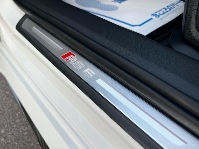 RS6アバント ベースグレード エアサスペンション(5名) アメ鍛22インチAW アクラポビッチマフラー カーボンミラー セラミックブレーキ リミッター305 MOP245 RSスポエキ グロスカーボンRSエクステリア 1オーナー(70枚目)