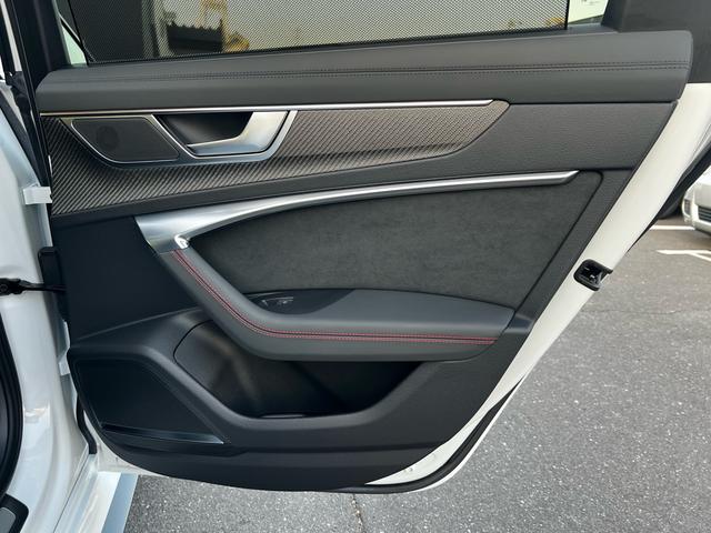 RS6アバント ベースグレード エアサスペンション(5名) アメ鍛22インチAW アクラポビッチマフラー カーボンミラー セラミックブレーキ リミッター305 MOP245 RSスポエキ グロスカーボンRSエクステリア 1オーナー(75枚目)