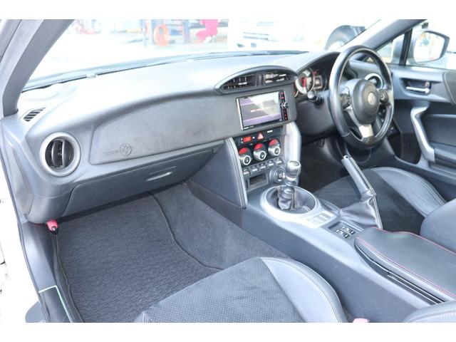 ８６ ＧＴリミテッド　ハイパフォーマンスパッケージ　ブレンボーブレーキ・ＳＤナビ・フルセグＴＶ・ＤＶＤ再生・ブルーツゥース・ＬＥＤヘットライト（6枚目）