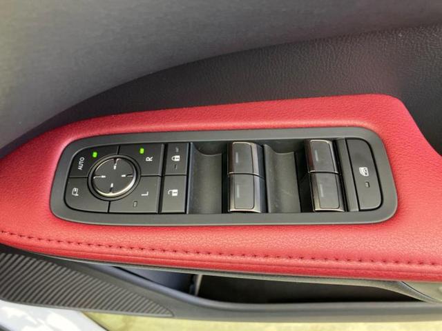 ＲＸ ４ＷＤ　ＲＸ３５０Ｆスポーツ　パノラマルーフ／保証書／ディスプレイオーディオ＋ナビ１４インチ／デジタルインナーミラー／衝突安全装置／シートヒーター／全方位モニター／車線逸脱防止支援システム／シート　フルレザー　革シート　サンルーフ（29枚目）