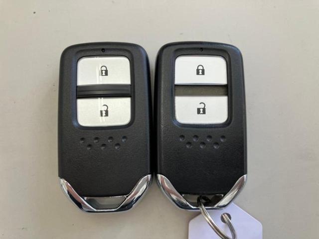 フィット 13G・Fパッケージファインエディション 純正 SDナビ/Bluetooth接続/ETC/EBD付ABS/横滑り防止装置/アイドリングストップ/バックモニター/フルセグTV/DVD/エンジンスタートボタン/キーレスエントリー/オートエアコン(35枚目)