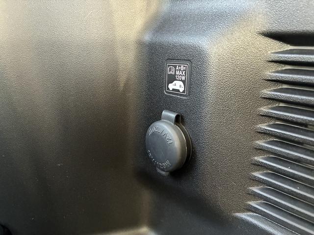 荷室からも後席からも利用可能な電源ソケット♪