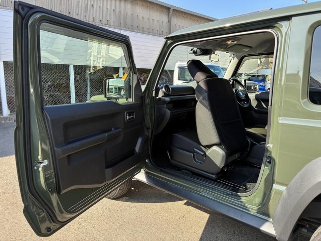 助手席シートを前方に倒して、乗り降りします！