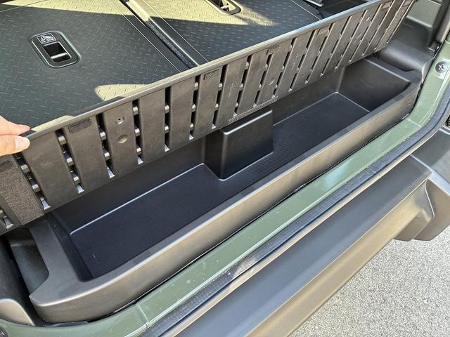 荷室下にも収納ボックス！