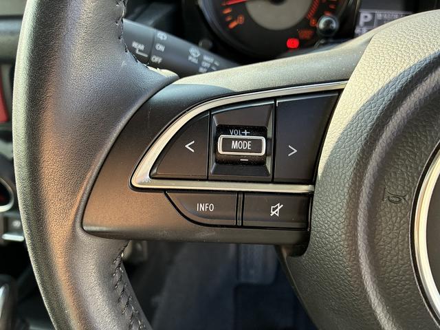 手元でオーディオ操作ができるステアリングオーディオスイッチ付き！