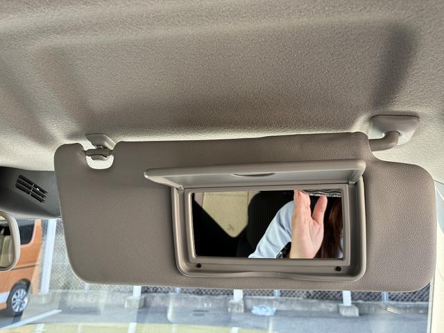 バニティミラー搭載で、いつでも身だしなみチェックが可能♪