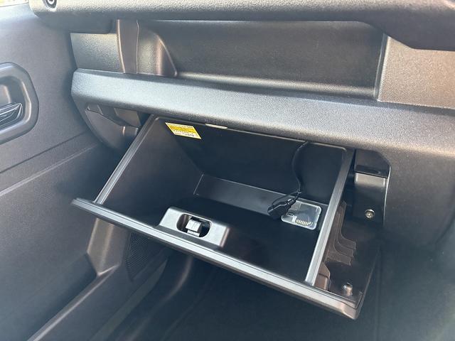 グローブボックスもしっかり荷物が入ります（＊’ω’＊）