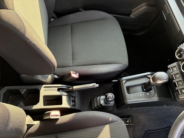 運転席と助手席の間には