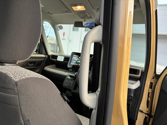 昇降グリップ搭載で、乗り降り楽々♪