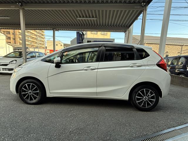 フィット １３Ｇ・Ｆパッケージ　ナビ　バックカメラ　ＥＴＣ　１５インチ外品アルミ　スマートキー（4枚目）