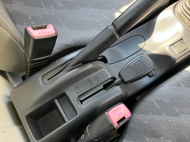 キャリイトラック ＫＣエアコン・パワステ　４ＷＤ　５速ＭＴ　ＡＣ　ＰＳ　三方開　鳥居　高低二段切替式パートタイム４ＷＤ（4枚目）