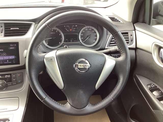 ステアリングも使用感が少なく、きれいな状態です