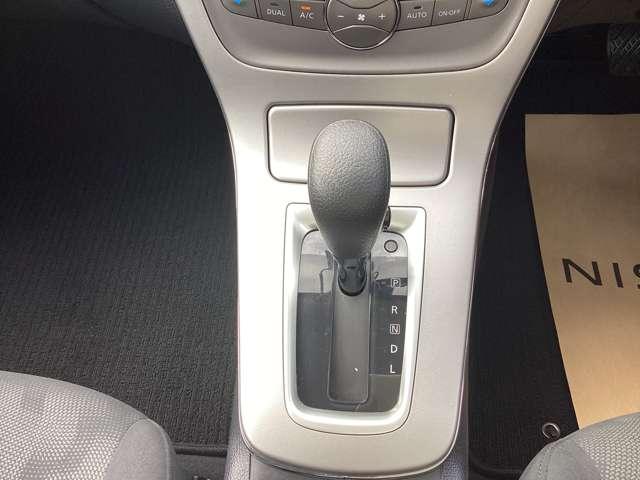 軽い操作で動かせるシフトレバー