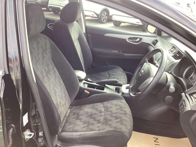 運転席まわりは、使用感も少なく良好な状態です。