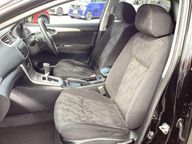 助手席まわりは、使用感も少なく良好な状態です。
