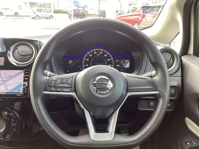 ステアリングも使用感が少なく、きれいな状態です