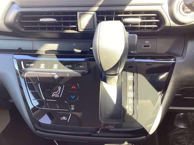 軽い操作で動かせるシフトレバー