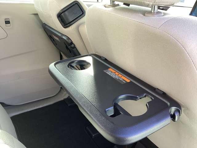 ドリンクホルダー付きテーブル。