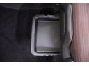 助手席シート下には荷物の収納に便利なシートアンダトレイを装備しています。外から見えにくい場所に置きたい荷物などをシート下に収納できます。
