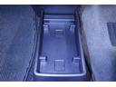 運転席と助手席の間にもセンターフロアトレイが有ります。