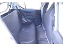 後部座席にもゆとりがあります。足元の広々としたシートと乗り降り自由な大きく開くドアも好評です。