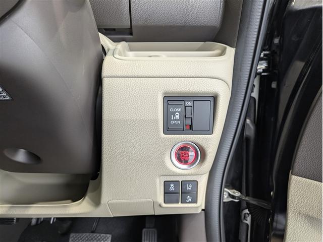 スマートキーを携帯していればキーを取り出さずにドアを施錠&解錠。クルマの始動も可能です。