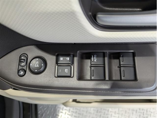 パワーウィンドウのスイッチですよ。 運転席に居ながら窓を開け閉めのコントロールできますよ。 ロック機能で、子供がイタズラして窓を開けるという事も無くなりますよ。