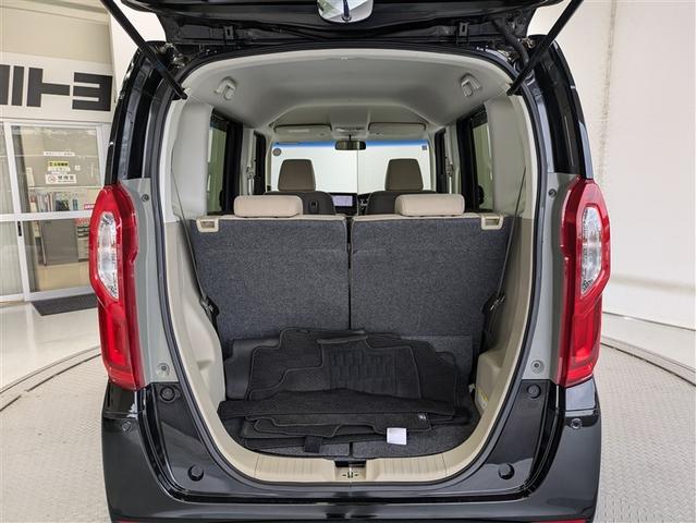 とても広々、大きな開口部の荷室スペースですね。 開口部広々だから、大きな荷物も楽々収納出来ちゃいますね。 荷物スペースは広いほうがいいですよね。