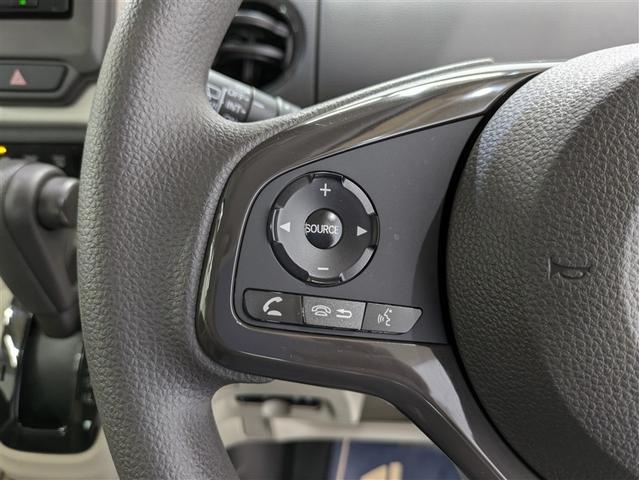 ステアリングスイッチ付き。前方から目を離すことなく操作することが可能です。