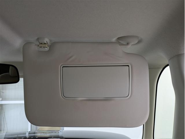 バニティミラー付サンバイザー。前席のサンバイザー裏に装備される小さなミラーです。