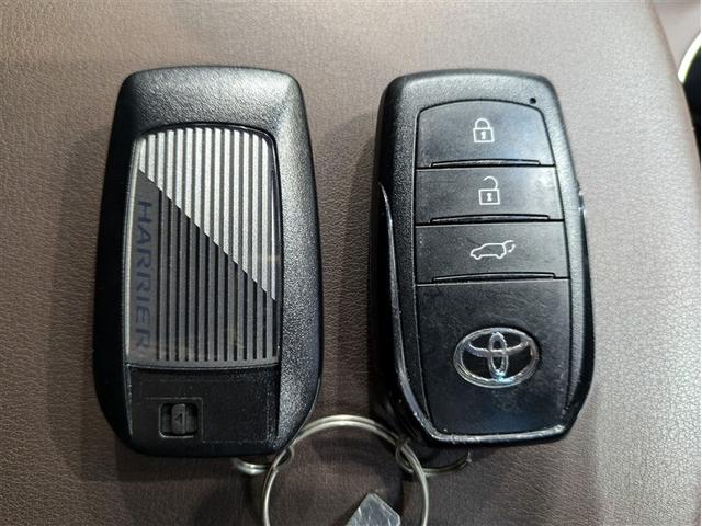 ハリアーハイブリッド Z レザーパッケージ 革シート サンルーフ 4WD フルセグ メモリーナビ ミュージックプレイヤー接続可 バックカメラ 衝突被害軽減システム ETC ドラレコ LEDヘッドランプ ワンオーナー フルエアロ 記録簿(20枚目)