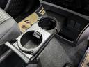 便利なカップホルダーを装備しています。 缶ジュースを開けて運転していると振動で倒れないかヒヤヒヤ、意外と置き場に困るもの。 意外に重要な装備ですね