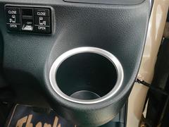 便利なカップホルダーを装備しています。　缶ジュースを開けて運転していると振動で倒れないかヒヤヒヤ、意外と置き場に困るもの。　意外に重要な装備ですね。 6