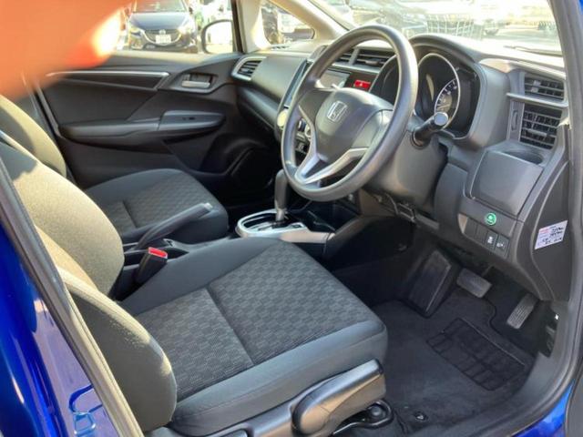 フィット 13G・Fパッケージ 純正 SDナビ/EBD付ABS/横滑り防止装置/アイドリングストップ/エアバッグ 運転席/エアバッグ 助手席/アルミホイール 社外 14インチ/パワーウインドウ/キーレスエントリー 盗難防止装置(4枚目)