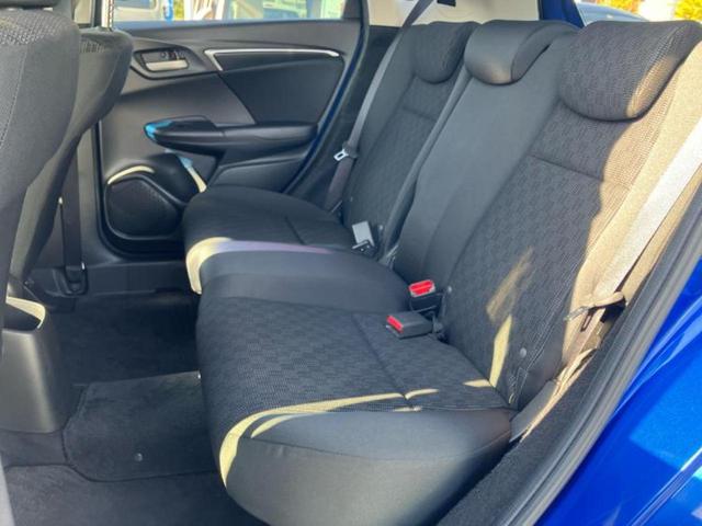 フィット 13G・Fパッケージ 純正 SDナビ/EBD付ABS/横滑り防止装置/アイドリングストップ/エアバッグ 運転席/エアバッグ 助手席/アルミホイール 社外 14インチ/パワーウインドウ/キーレスエントリー 盗難防止装置(7枚目)