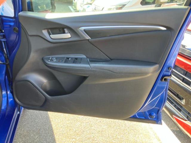 フィット 13G・Fパッケージ 純正 SDナビ/EBD付ABS/横滑り防止装置/アイドリングストップ/エアバッグ 運転席/エアバッグ 助手席/アルミホイール 社外 14インチ/パワーウインドウ/キーレスエントリー 盗難防止装置(20枚目)