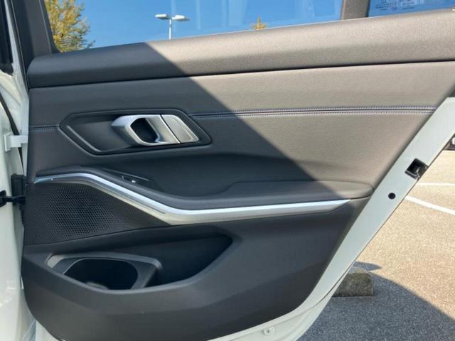 3シリーズ 4WD320d xDriveツーリングMスポーツ 保証書/純正 ナビ/衝突安全装置/シートヒーター/全方位モニター/車線逸脱防止支援システム/シート ハーフレザー/パーキングアシスト 自動操舵/電動バックドア/ドライブレコーダー 社外 全周囲カメラ(21枚目)