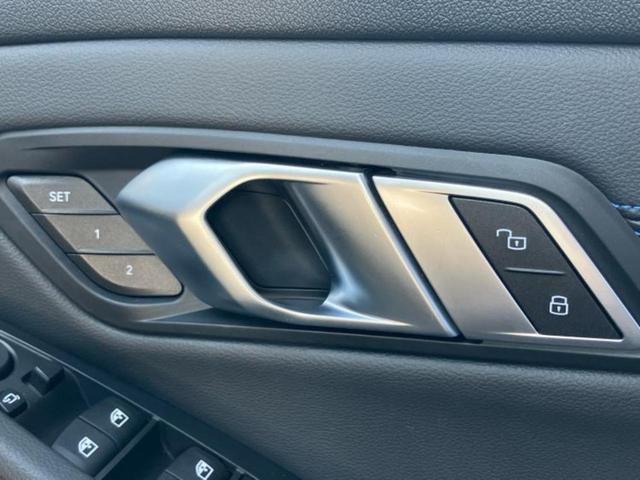 3シリーズ 4WD320d xDriveツーリングMスポーツ 保証書/純正 ナビ/衝突安全装置/シートヒーター/全方位モニター/車線逸脱防止支援システム/シート ハーフレザー/パーキングアシスト 自動操舵/電動バックドア/ドライブレコーダー 社外 全周囲カメラ(33枚目)