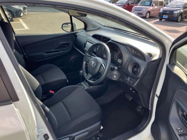 ヴィッツ F 新品タイヤ/保証書/純正 SDナビ/ヘッドランプ LED/EBD付ABS/ワンセグTV/エアバッグ 運転席/エアバッグ 助手席/アルミホイール 社外 15インチ/パワーウインドウ LEDヘッドランプ(4枚目)