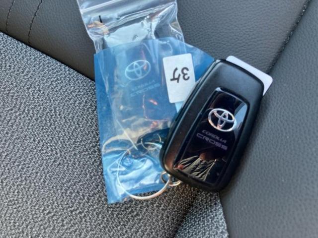 カローラクロス ハイブリッドＺ　保証書／ディスプレイオーディオ９インチ／衝突安全装置／シートヒーター／車線逸脱防止支援システム／シート　ハーフレザー／電動バックドア／ヘッドランプ　ＬＥＤ／ＥＴＣ／ＥＢＤ付ＡＢＳ　衝突被害軽減システム（32枚目）