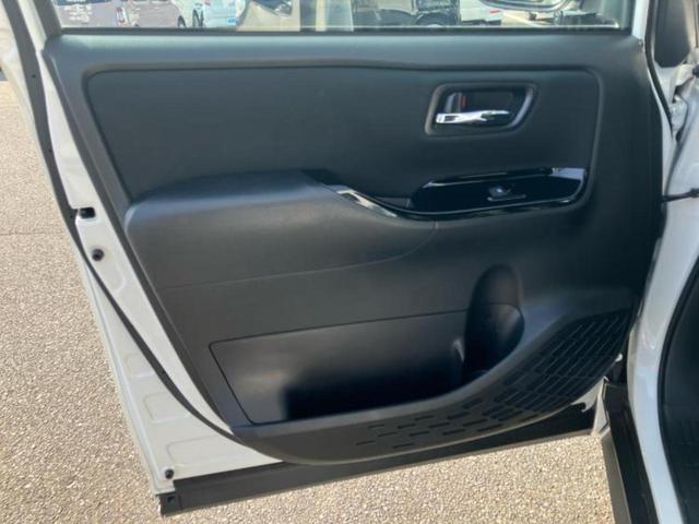 ヴォクシー ＺＳキラメキ２　保証書／純正　１０インチ　ＳＤナビ／衝突安全装置／両側電動スライドドア／車線逸脱防止支援システム／ヘッドランプ　ＬＥＤ／ＥＴＣ／ＥＢＤ付ＡＢＳ／横滑り防止装置／アイドリングストップ／フルセグＴＶ（23枚目）