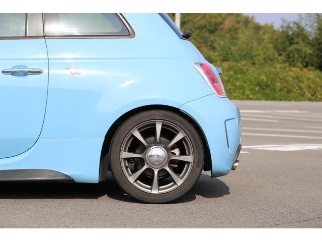 アバルト500 ベースグレード 社外フロントエアロ 社外シフトノブ ローダウン バブリング バックカメラ 5MT 純正アルミホイール レコードモンツァマフラー(12枚目)