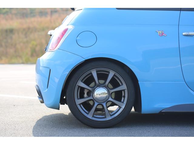 アバルト500 ベースグレード 社外フロントエアロ 社外シフトノブ ローダウン バブリング バックカメラ 5MT 純正アルミホイール レコードモンツァマフラー(21枚目)