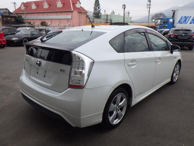 プリウス Ｇツーリングセレクション　新品車種専用シートカバー　純正１７インチＡＷ　スマートキー　プッシュスタート　オートエアコン　クルーズコントロール　Ｂｌｕｅｔｏｏｔｈ付ＨＤＤナビ　バックカメラ　ＥＴＣ　ステアリングスイッチ（8枚目）