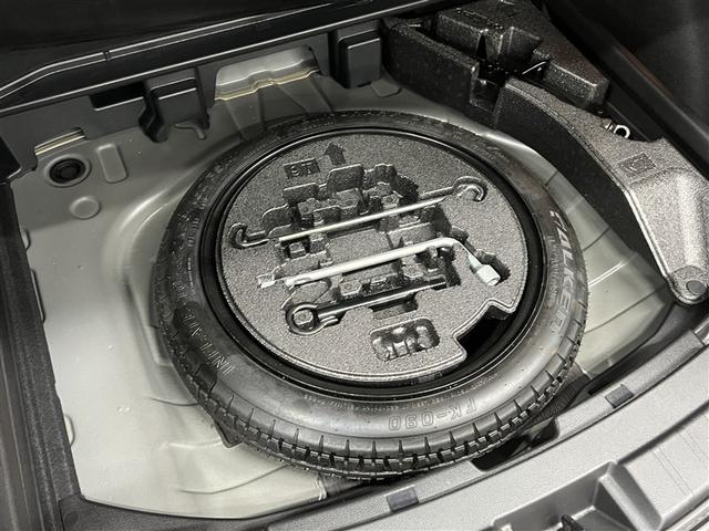 カローラツーリング ハイブリッド　ダブルバイビー　バックモニター　ＥＴＣ　スマートキ－　イモビライザー　クルーズコントロール　純正アルミホイール　フルセグＴＶ　ＤＶＤ再生装置　ＣＤ再生装置　メディアプレイヤー接続　衝突被害軽減ブレーキ　車線逸脱警報（16枚目）