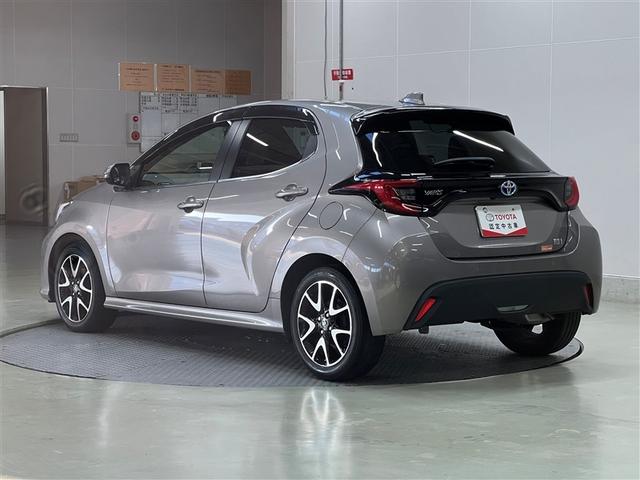 ヤリス ハイブリッドZ LEDヘッドランプ バックモニター ドライブレコーダー T-Connectナビ フルセグ メディアプレイヤー接続 純正アルミ スマートキ- イモビライザー クルーズコントロール ETC ワンオーナー(3枚目)