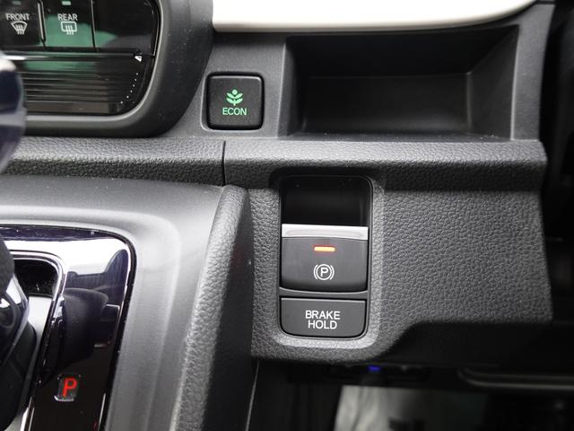 【電子制御パーキングブレーキ】スイッチを引くだけで作動。シートベルトを締めてアクセルを踏めば自動的に解除されます。力も手間もいらず、かんたんに操作が可能です。