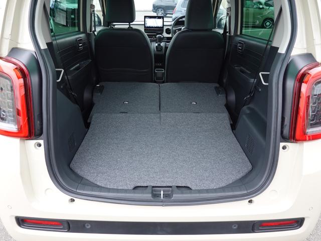 【シートアレンジ】ヘッドレストはそのままに、背もたれを前に倒すワンアクションでシートが足元に収納（ダイブダウン）。車内に広々した空間が出現します。