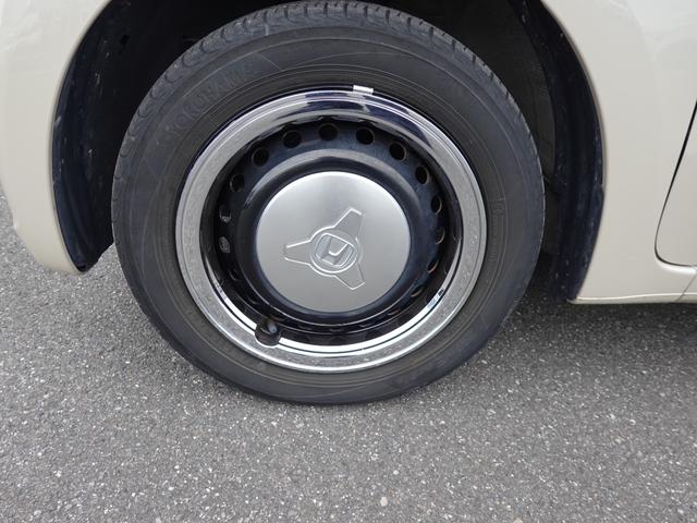 【ホイル】ブラック基調のホイールに、シルバーのハーフホイールキャップで、足元にアクセントを。